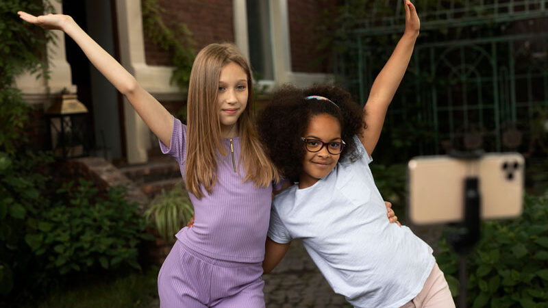 medium shot girls posing together